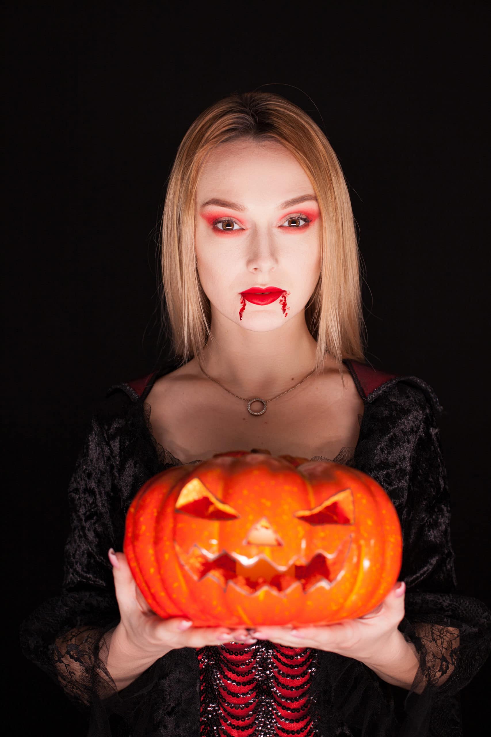 Maquiagem de vampiro: Guia completo e 5 inspirações pra você, como fazer  maquiagem de vampiro 